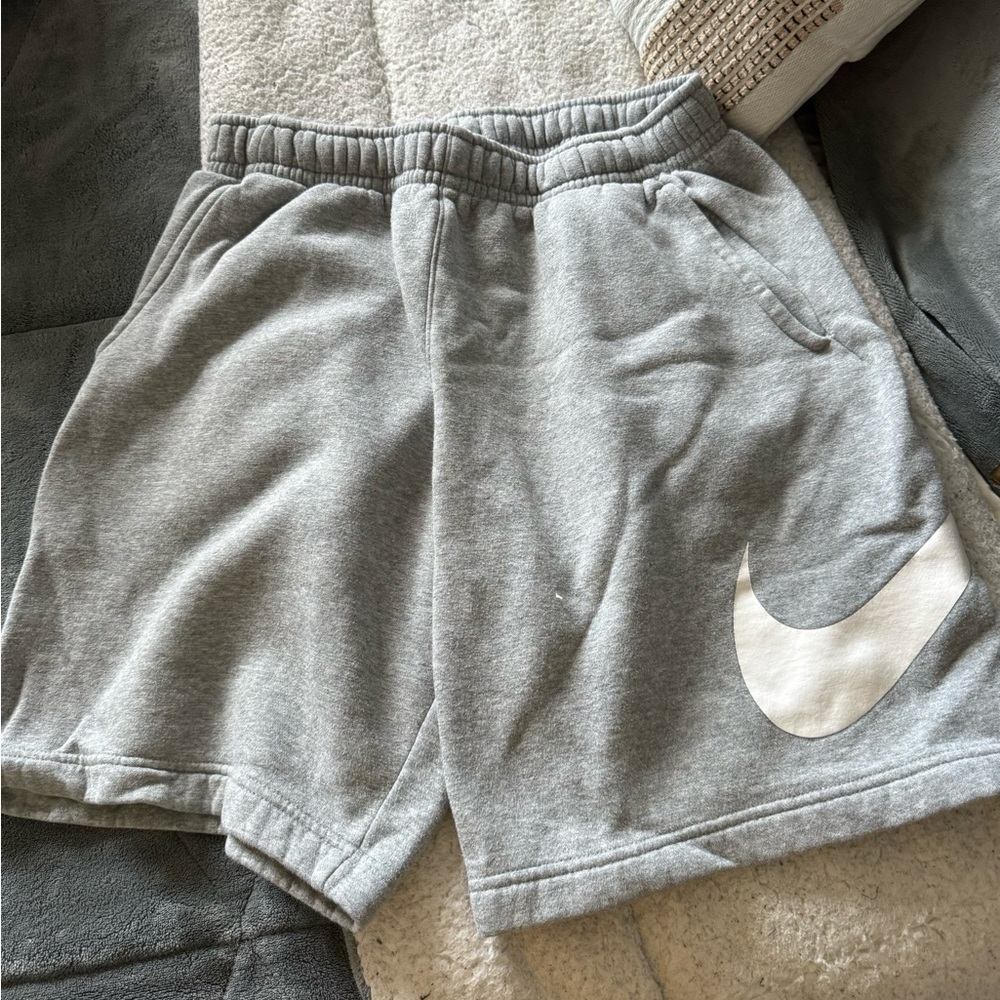 MEN'S NIKE SPORTSWEAR CLUB GRAPHIC SHORTS Medium